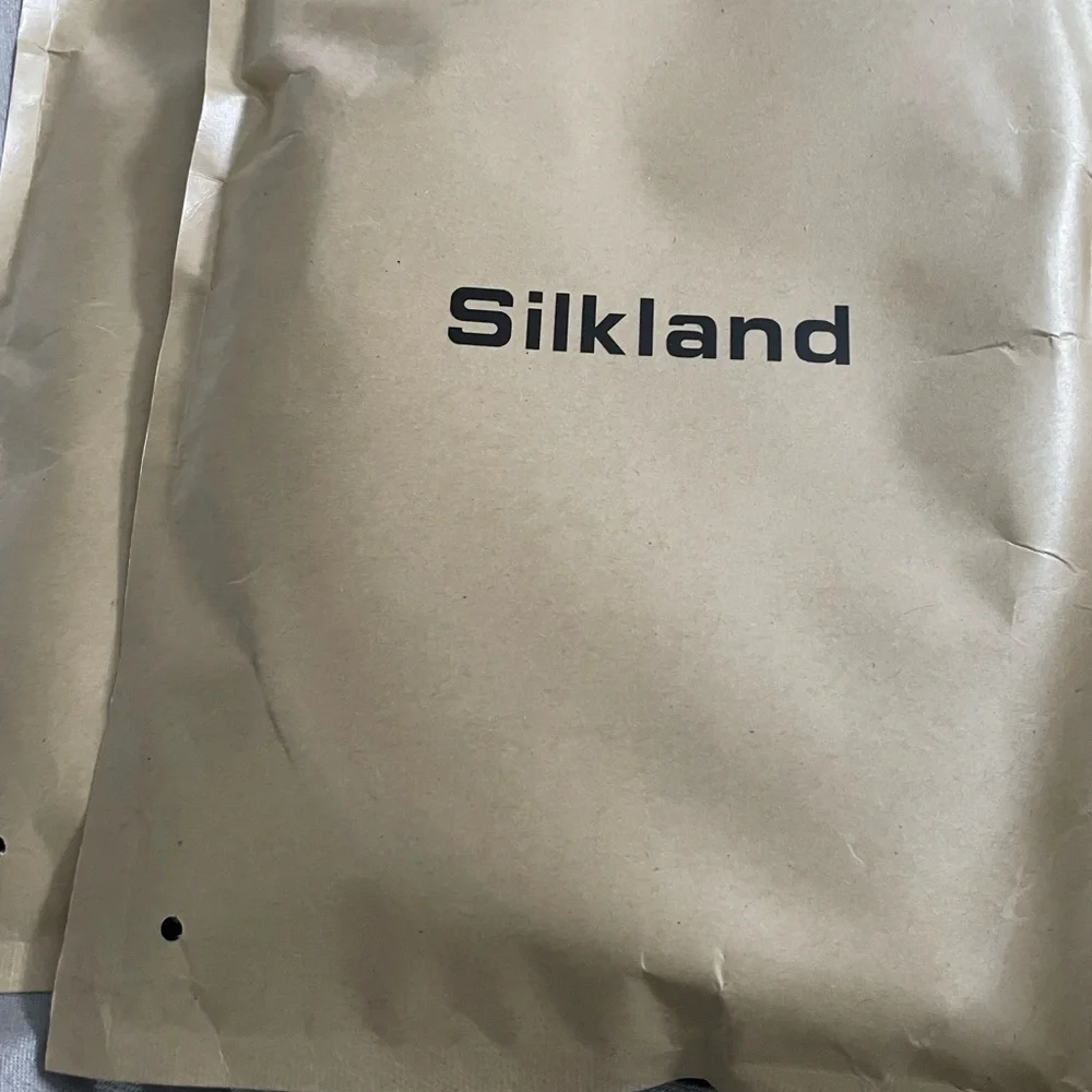 2 NIB SilkLand Tan DisplayPort 80 Gbps 5.5 feet Cables, both new.